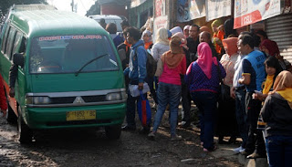 Warga Bandung antri untuk maniki Angkot jurusan Dago-Kebon Kalapa (Source- tekno.temp.co)