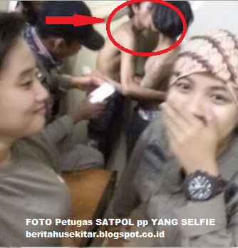 Petugas satpol PP makassar selfie di depan begal yang di hukum ciuman