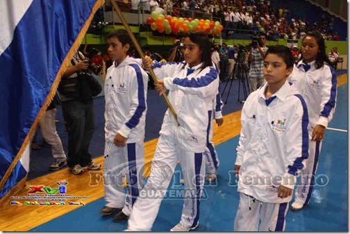 abanderada salvadoreña Fatima Flores de karate-do