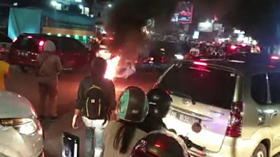 Mahasiswa Makassar Tolak Harga BBM Naik, Blokade Jalan Hingga Malam