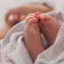  Γιαγιά τάισε μωρό αντισηπτικό - Μάχη για να κρατηθεί στη ζωή