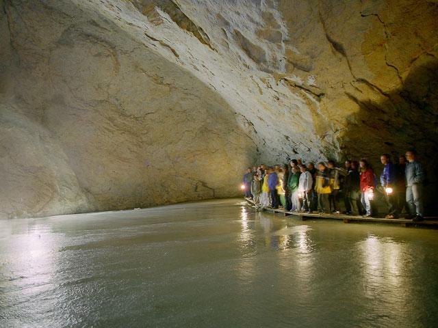 Wisatawan yang mengikuti tur menjelajah gua es Eisriesenwelt