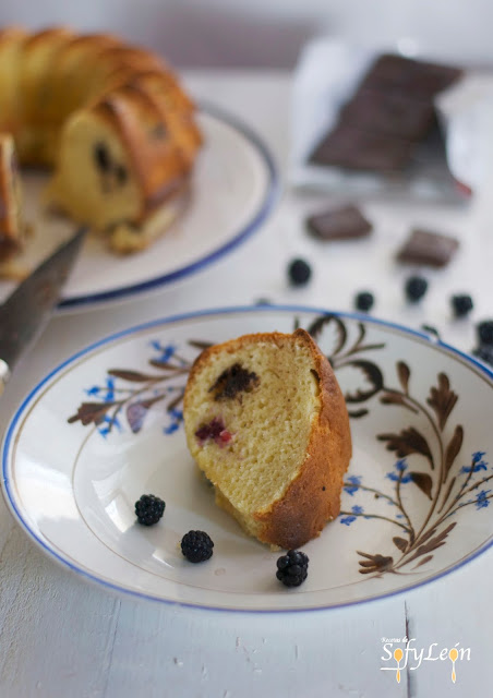 Trozo de bizcocho de moras y chocolate.