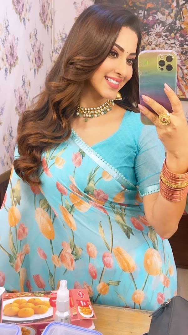 Esshanya Maheshwari saree hot selfie curvy actress