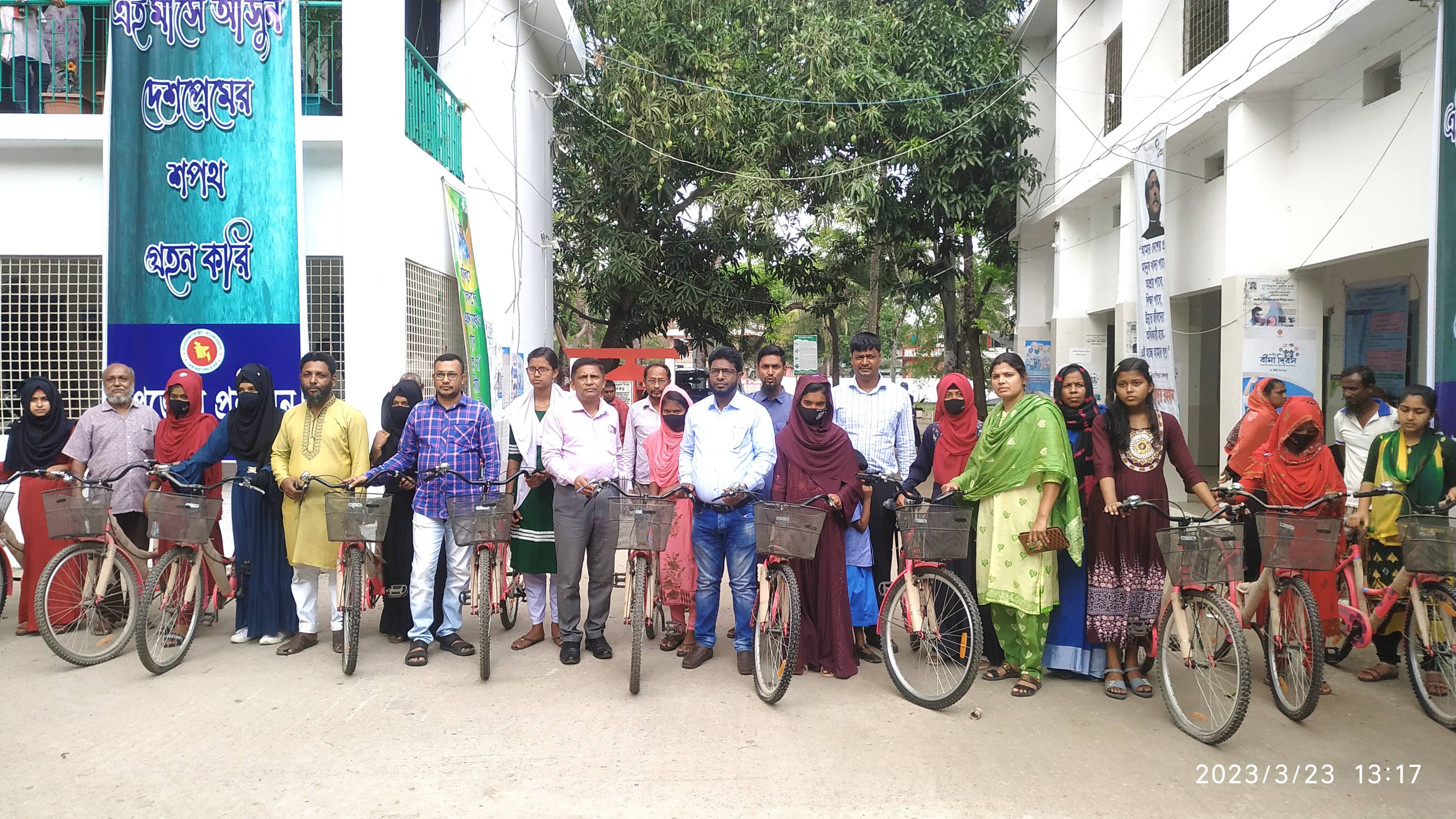 পাইকহাছায় গদাইপুর ইউপি'র দরিদ্র মেধাবী ছাত্রীদের মাঝে বাই সাইকেল বিতরণ