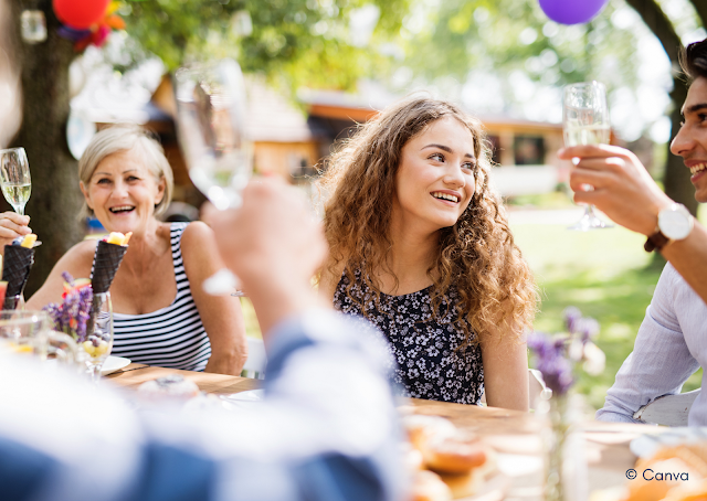 Mensen drinken aan tafel