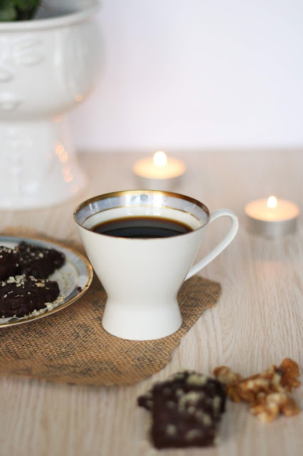 Tasse Kaffee und Pralinen aus Früchten