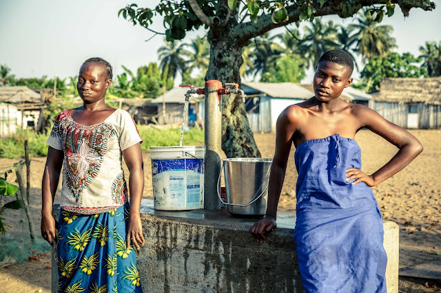 ガーナ　井戸　水汲み　ghana well draw water アフリカ　africa