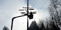 Powerline worker (Credit: blog.aee.net) Click to Enlarge.