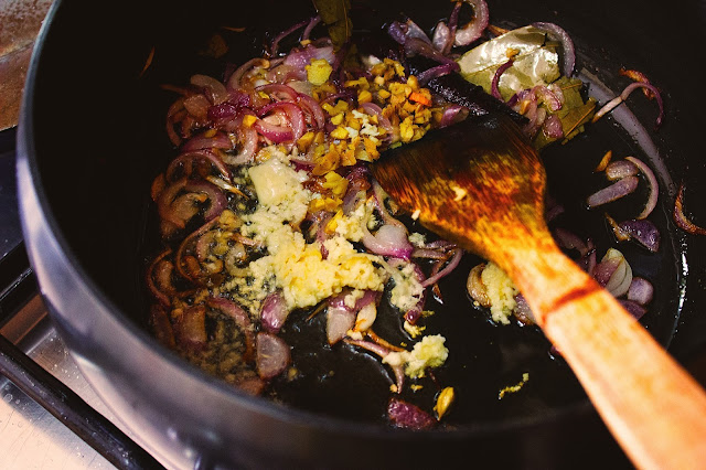 how to cook moong dal khichdi with onion and garlic amish mug daler khichuri