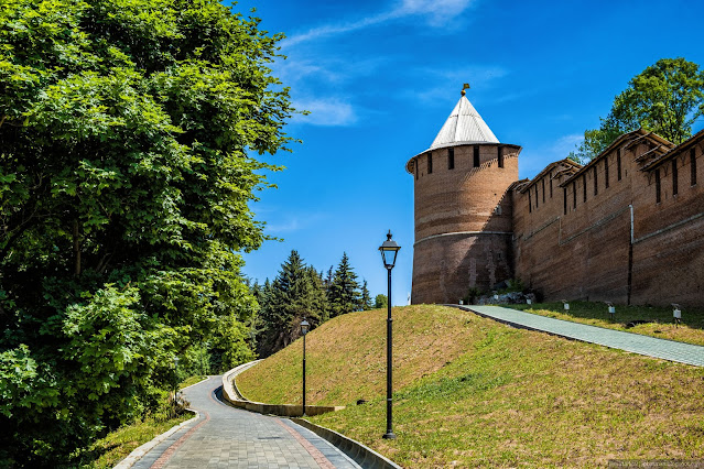 Круглая башня кремля и пешеходная дорожка под ним