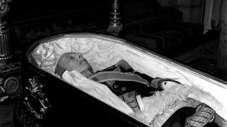 momia cadáver de franco en su ataúd