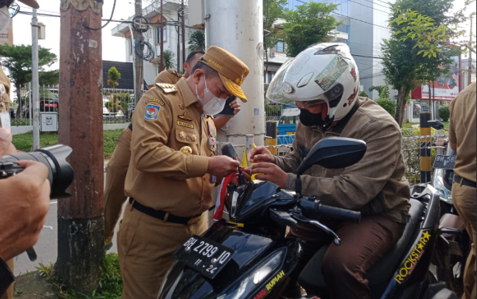 Gubernur Al Haris Turun Langsung di Gerakkan Pembagian 10 Juta Bendera Merah Putih