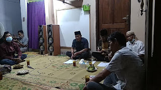 Musyawarah Karang Taruna di rumah Pak Muhlisin.