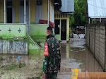 Babinsa Koramil 1315-02/Limboto Sigap Evakuasi Warga Terdampak Banjir di Limboto Barat