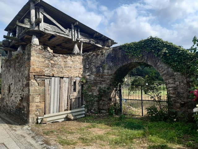 Hórreo y en ruina y arco de piedra