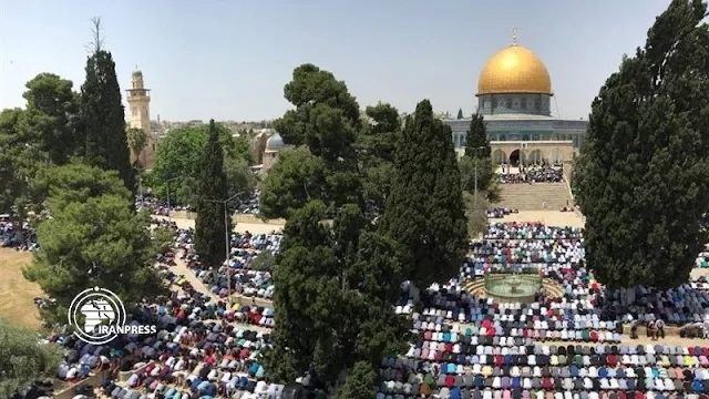 Foto: Warga Palestina gelar shalat Ied di kompleks Masjid al-Aqsa. Militer Israel Serang Jamaah Shalat Idul Fitri di Palestina.