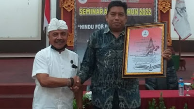 Ikatan Cendekiawan Hindu NTB Berikan Penghargaan Kepada Pahlawan Lombok