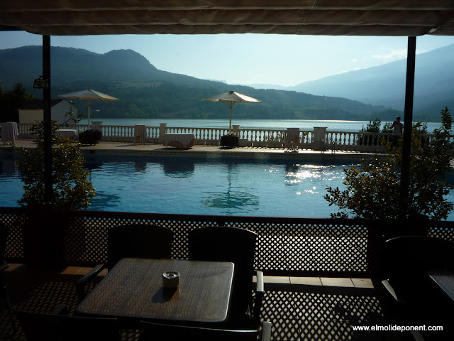 Fantàstica piscina de l'Hotel Terradets davant embassament de Cellers