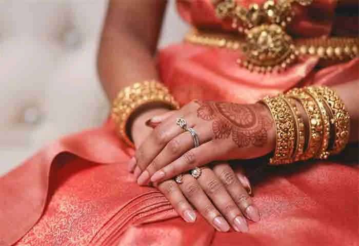 News, Kerala, Kerala-News, Humour-News, Humor, Thiruvananthapuram, Wedding Day, Bride, Groom, Lover, Beauty Parlor, Eloped, Marriage, Thiruvananthapuram: On wedding day bride went to the beauty parlor and eloped with lover.