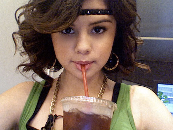 selena gomez short hair photos. Selena Gomez 2009 Short Hair.