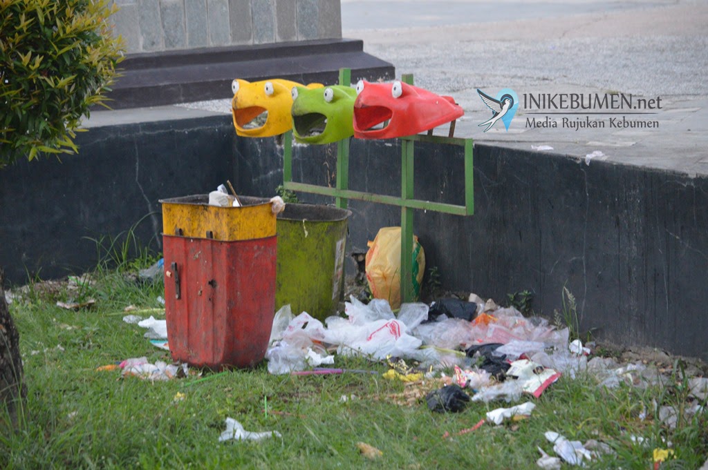 Libur Lebaran, Sisakan Sampah di Alun-alun Kebumen