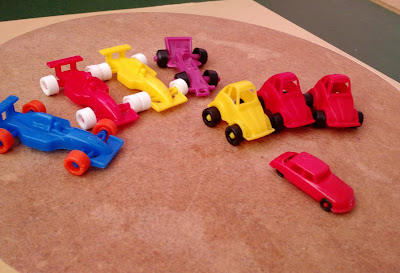 Brinquedo antigo de plástico, carrinhos de corrida, outros parecidos com Renault 2 CV e automóvel R$ 15,00  o lote de 8