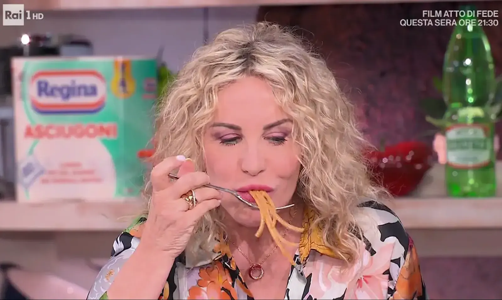 Antonella Clerici mangia la pasta a è sempre mezzogiorno