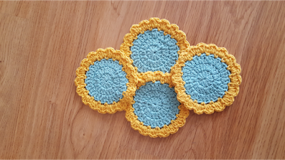 Small summer crochet coasters - with free pattern