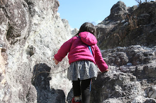 白い岩を登る