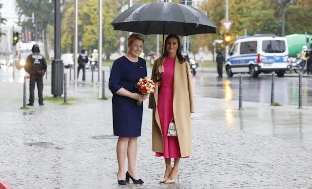 Carolina Herrera double-faced camel beige wool coat. Moises Nieto fuchsia dress. Furla 1927 floral pattern mini handbag