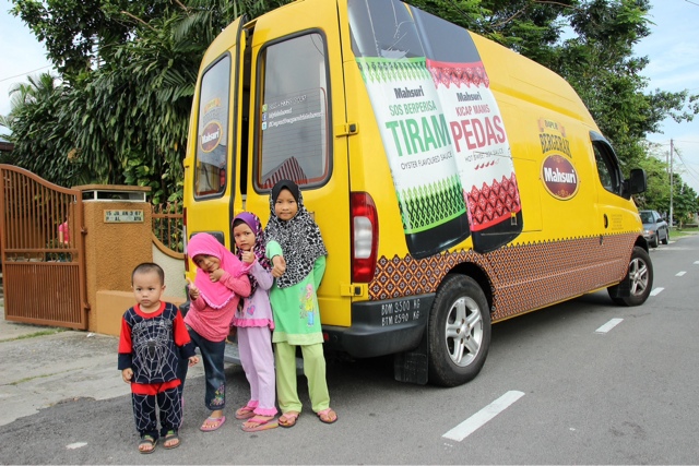 Children from Pusat Jagaan Rumah Kesayangan eagerly waiting for Mahsuri Food Truck