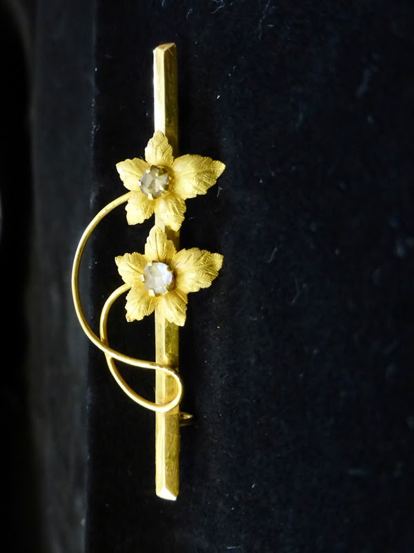 http://www.littlenyonyabatik.com/#!product/prd1/1959207615/flower-brooch-with-intan