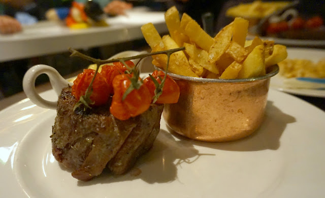 fillet steak with tomatoes and chips