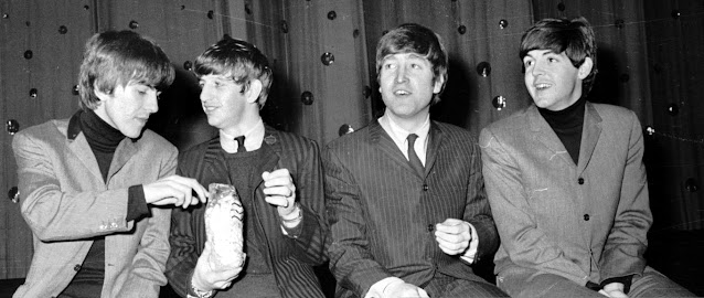 9 de diciembre de 1963 The Beatles comiendo una bolsa de palomitas de maíz durante un photocall en el Lewisham Theatre de Londres