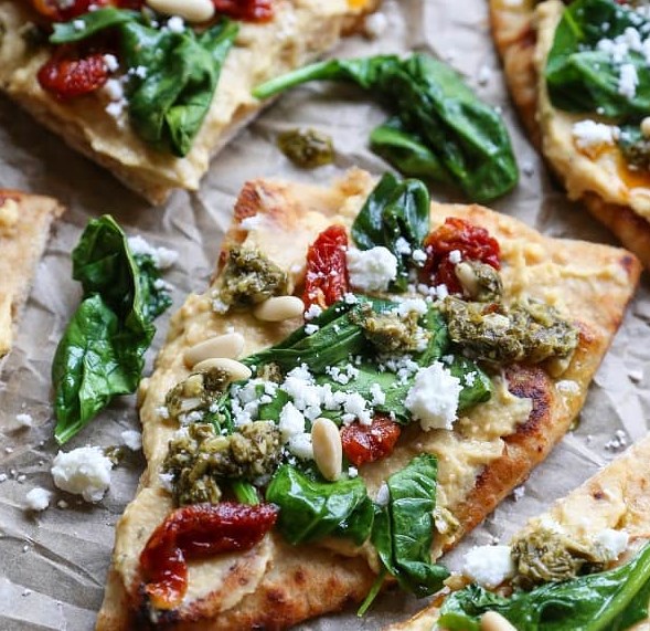 HUMMUS FLATBREAD WITH SUN-DRIED TOMATOES & PESTO #vegetarian #breadrecipe