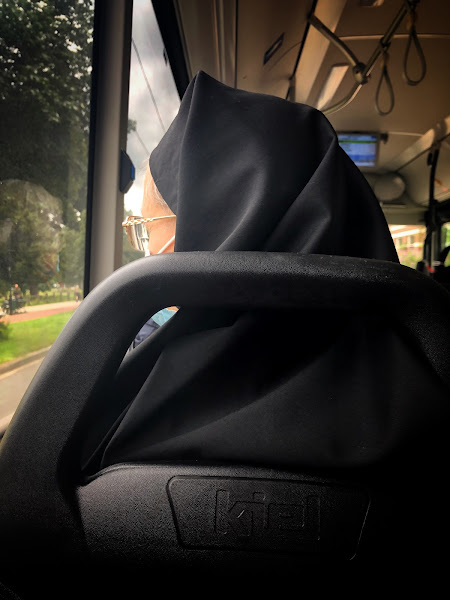 Non in bus, van de achterkant gezien