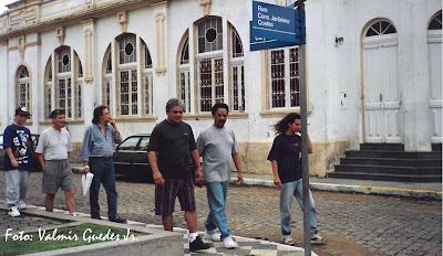 Os Blue & Caps passeiam pelas ruas da Laguna, tendo como cicerone Marquinhos Nicolazzi.