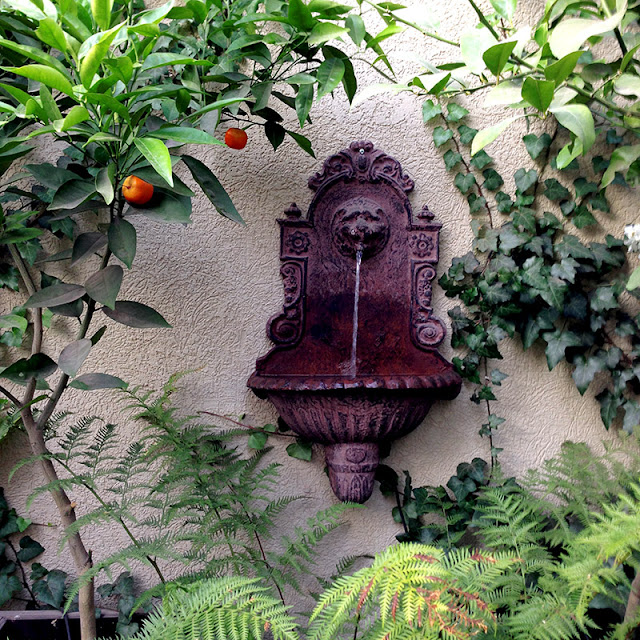 Pequeña fuente adosada a la pared que puede ubicarse tanto exterior como interiormente muy facilmente.