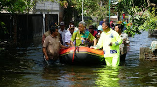 Melalui Perahu Karet Gubernur Provinsi Jawa Tengah Meninjau Banjir Di Demak