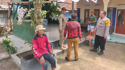 Bhabinkamtibmas Polsek Widasari Lakukan Cek Kesiapan Satkamling Wiralodra Presisi di Desa Ujungpendok