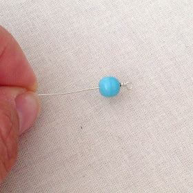 great way to create a framed bead dangle for when you don't have any headpins or want something more decorative. DIY, Free tutorial