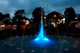 Air Mancur Warna biru di Alun ALun Kota Batu