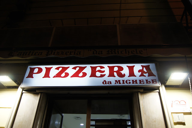 Wejście do Pizzeria da Michele