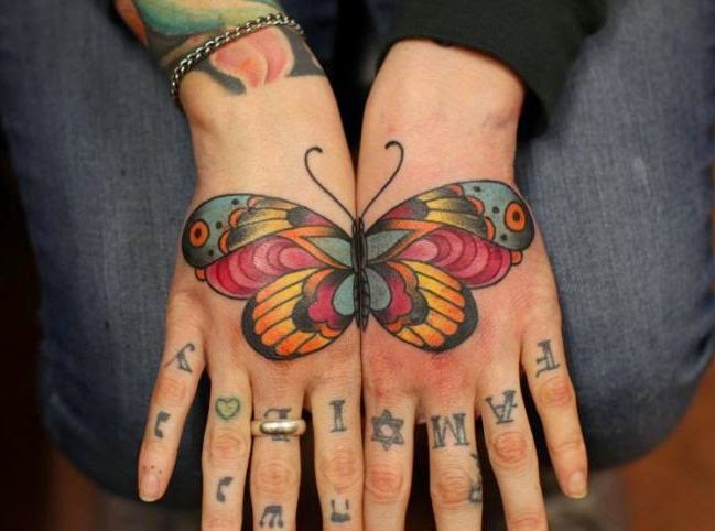 Coloridas tattoo em ambas as mãos para as meninas