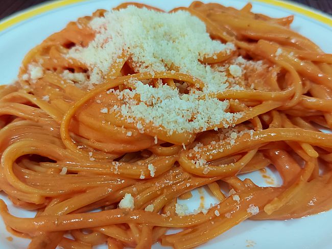 Espaguetis con salsa de tomate concentrada