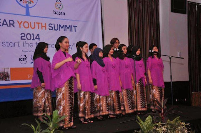 Grand Opening - Paduan suara memimpin lagu Indonesia Raya | nys2014