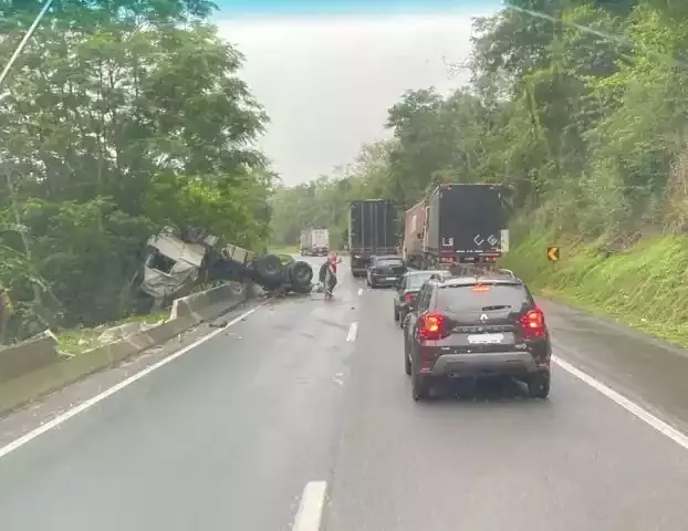 Acidente em trecho da Régis Bittencourt provoca interdição de uma faixa em Cajati