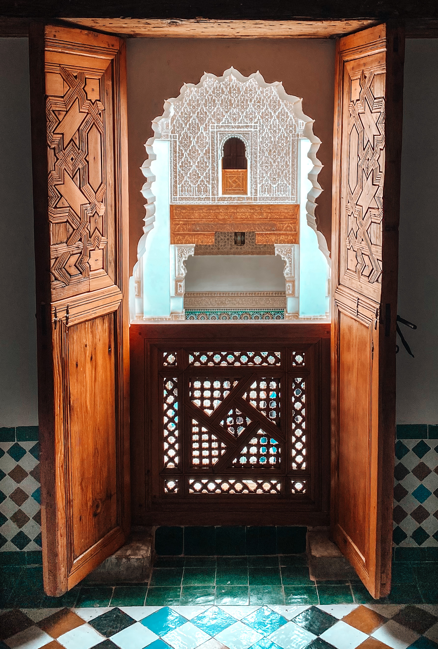 fenêtre ouverte sur la cour de la medersa ben youssef à marrakech