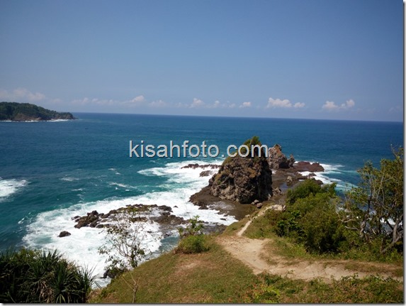 Menikmati Keindahan Pantai Watu Lumbung yang Eksotis